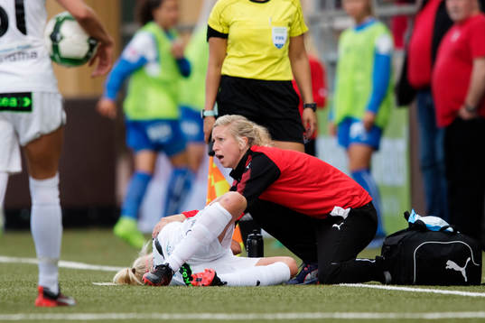 Rosengårds Caroline Seger får vård av sjukgymnast Karin