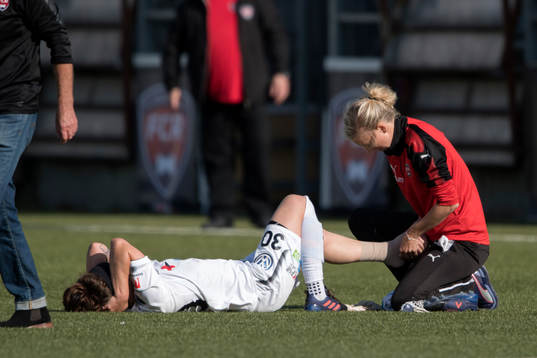 Rosengårds Ella Masar McLeod får foten lindad av