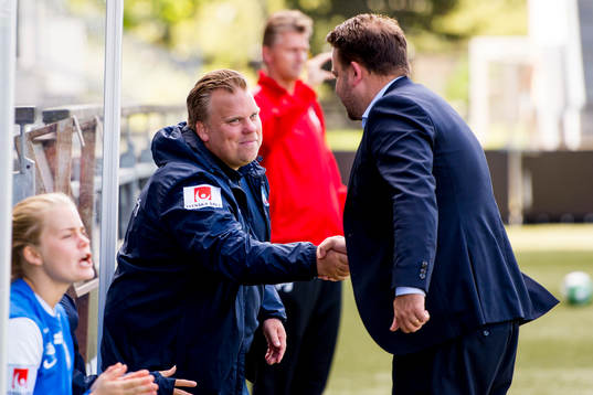 Eskilstunas tränare Viktor Eriksson hälsar på