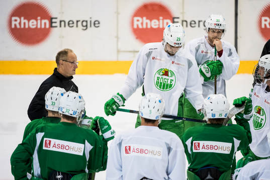Rögles tränare Anders Eldebrink pratar med spelarna