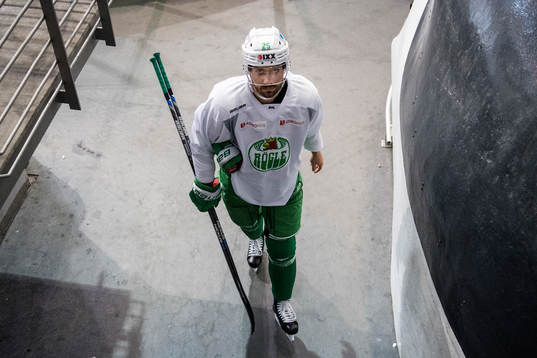 Rögles Ludvig Rensfeldt lämnar isen