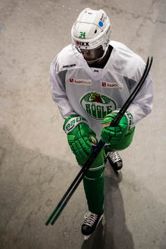Rögles Edwin Hedberg lämnar isen