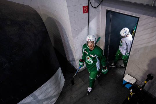 Rögles Almen Bibic gör entré till en träning med Rögle