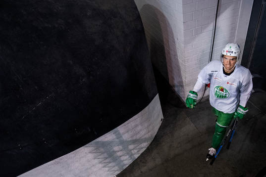 Rögles Alen Bibic gör entré till en träning med Rögle