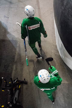 Rögles spelare gör entré till en träning med Rögle