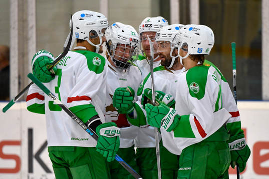 Rögles Taylor Matson jublar med lagkamrater