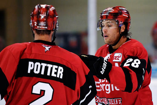 Kölns Corey Potter och Ryan Jones jublar
