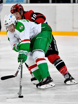 Rögles Filip Karlsson i kamp om pucken med Kölns