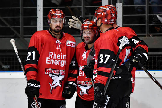 Kölns Kai Hospelt jublar med lagkamrater