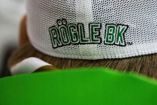 Rögle BK står tryckt på en keps