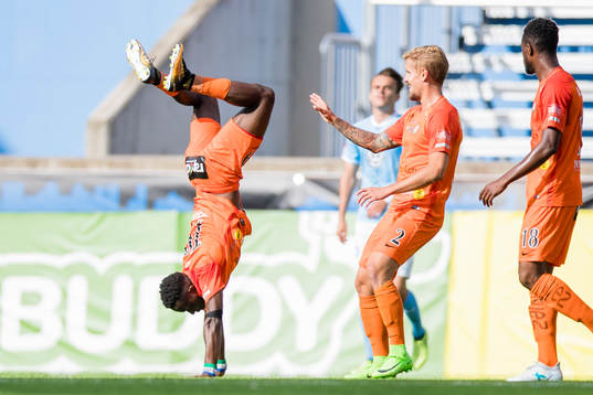 AFC Eskilstunas Mohamed Buya Turay ställer sig på