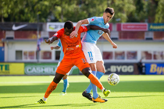 Malmö FFs Alexander Jeremejeff i kamp om bollen med AFC