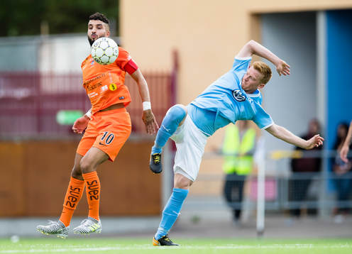 Malmö FFs Anders Christiansen i kamp om bollen med AFC