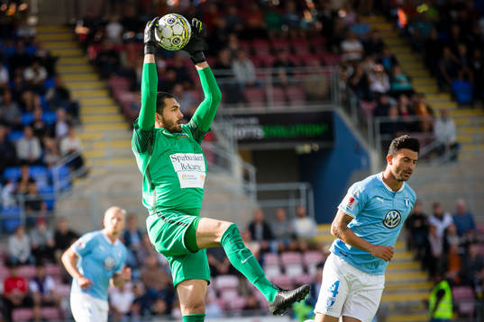 AFC Eskilstunas målvakt Alireza Haghighi tar ner en boll