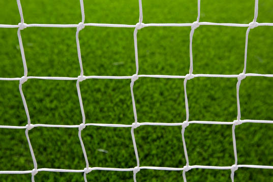 Nätmaskor i ett fotbollsnät