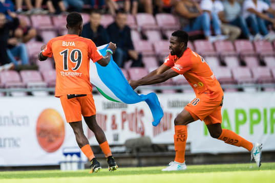 AFC Eskilstunas Mohamed Buya Turay viftar med Sierra Lenoes