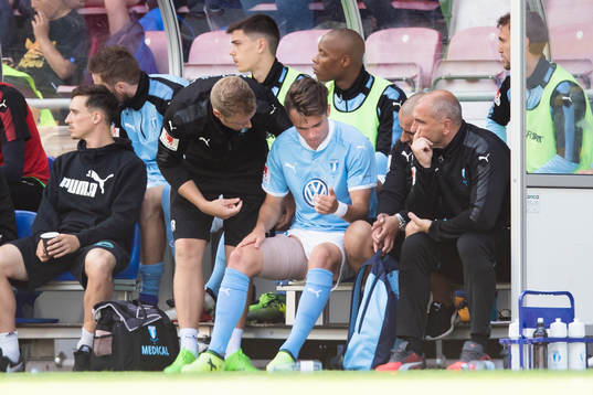 Malmö FFs Andreas Vindheim på avbytarbänken med bandage