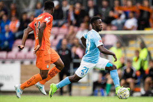 Malmö FFs Kingsley Sarfo jagas av AFC Eskilstunas Abdoul