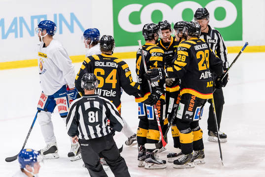 Skellefteås Bud Holloway och Johan Alm jublar med