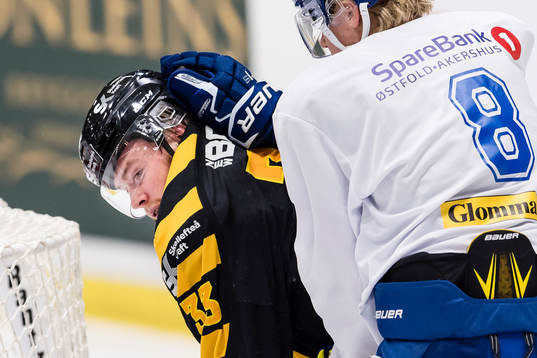 Skellefteås Sebastian Ohlsson får en handske i nacken av