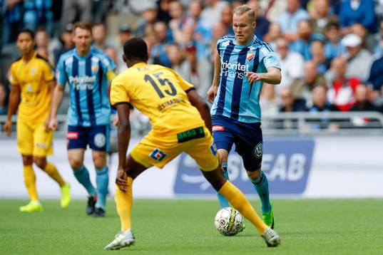Halmstads Aboubakar Keita utmanas av Djurgårdens Gustav