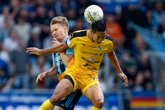 Djurgårdens Jacob Une Larsson i nickduell med Halmstads