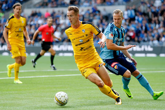 Halmstads Andreas Bengtsson jagas av Djurgårdens Gustav