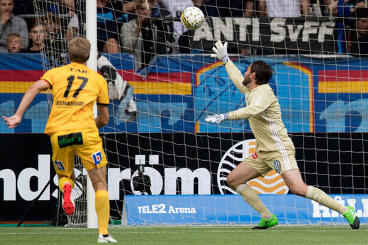 Djurgårdens målvakt Tommi Vaiho släpper in 1-1-målet