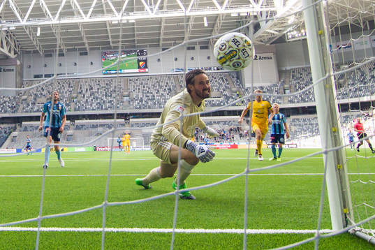 Djurgårdens målvakt Tommi Vaiho släpper in 1-1 på skott