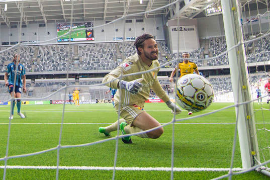 Djurgårdens målvakt Tommi Vaiho släpper in 1-1 på skott