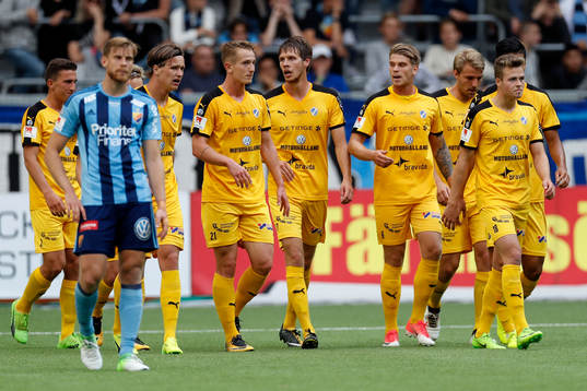 Halmstads Gabriel Gudmundsson (th) jublar med lagkamrater