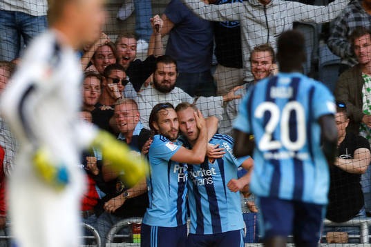 Djurgårdens Kevin Walker jublar med Gustav Engvall