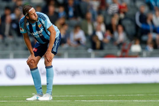 Djurgårdens Jonas Olsson grimaserar och tar sig för knäet