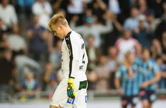 Halmstads målvakt Isak Pettersson deppar