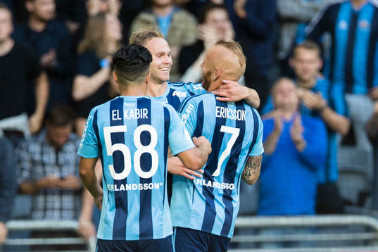 Djurgårdens Gustav Engvall (m) jublar och omfamnas av