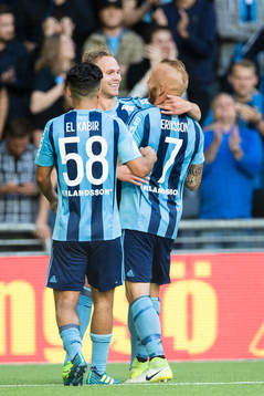 Djurgårdens Gustav Engvall (m) jublar och omfamnas av