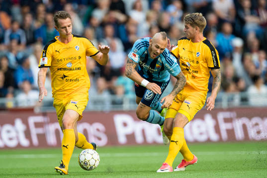 Djurgårdens Magnus Eriksson åker på en flygtur