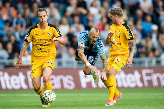 Djurgårdens Magnus Eriksson åker på en flygtur