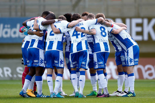 IFK Göteborgs spelare samlas i en ring