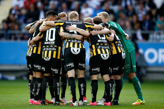 Häckens spelare samlas i en ring