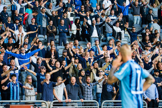 Djurgårdens Magnus Eriksson håller handen på örat när