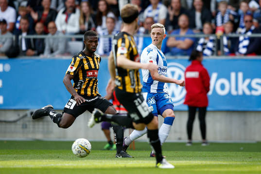 IFK Göteborgs Sören Rieks och Häckens Mohammed Abubakari