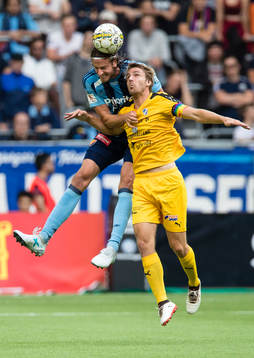 Djurgårdens Jonas Olsson i kamp om bollen med Halmstads