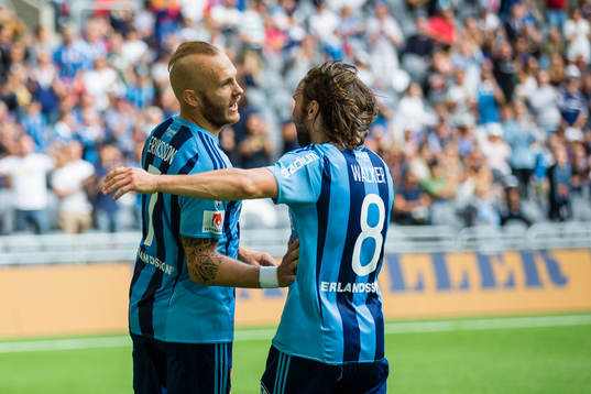 Djurgårdens Magnus Eriksson gör 1-0 på straff och jublar