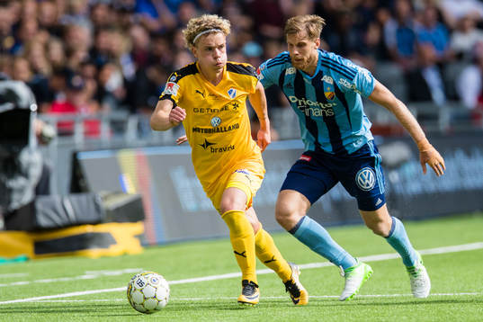 Halmstads Höskuldur Gunnlaugsson jagas av Djurgårdens