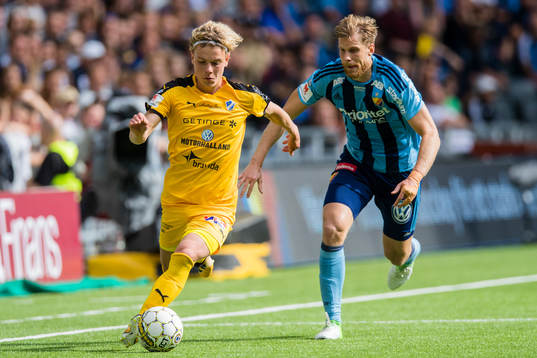 Halmstads Höskuldur Gunnlaugsson jagas av Djurgårdens
