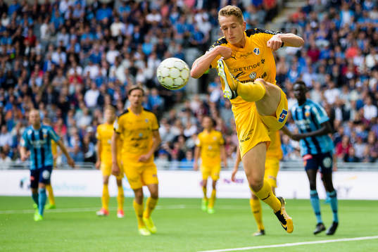 Halmstads Andreas Bengtsson rensar undan en boll