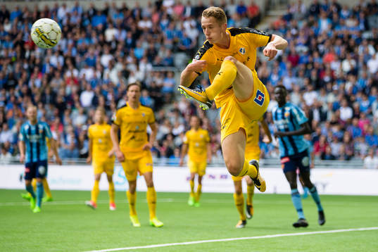 Halmstads Andreas Bengtsson rensar undan en boll
