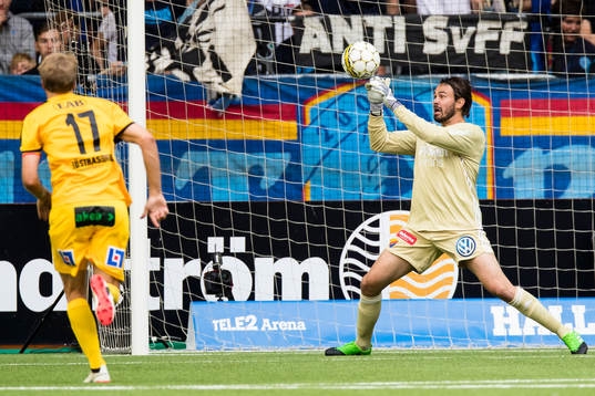 Djurgårdens målvakt Tommi Vaiho släpper in en skott