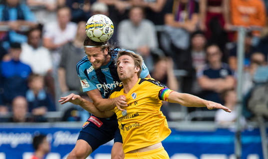 Djurgårdens Jonas Olsson i kamp om bollen med Halmstads